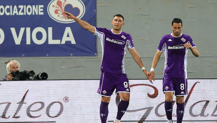 FLORENCE, ITALY - MAY 22: Roberto Piccoli of ACF Fiorentina celebrates after scoring a goal during the Serie A match between ACF Fiorentina and Atalanta BC at Artemio Franchi on May 22, 2026 in Florence, Italy. (Photo by Gabriele Maltinti/Getty Images) Gazzetta: “Via libera al prestito per Piccoli e Comuzzo, la Lazio ci prova” - immagine 1