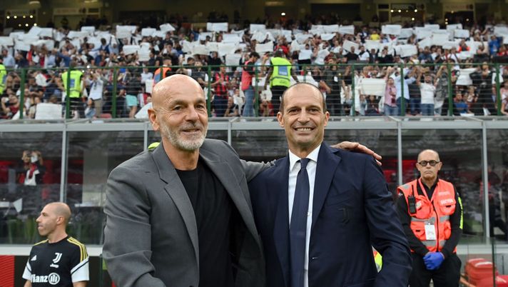 MILAN, ITALY - OCTOBER 08: Head coach AC Milan Stefano Pioli greets head coach Juventus Massimiliano Allegri before the Serie A match between AC Milan and Juventus at Stadio Giuseppe Meazza on October 08, 2022 in Milan, Italy. (Photo by Claudio Villa/AC Milan via Getty Images)  stefano-pioli-conferenza-stampa-presentazione-fiorentina-viola-park-allegri-ibrahimovic-dzeko-dichiarazioni