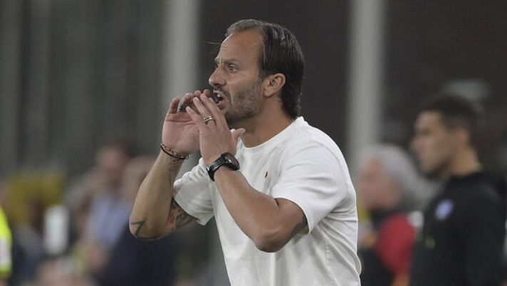 GENOA, ITALY - SEPTEMBER 28: Genoa CFC coach Alberto Gilardino during the Serie A TIM match between Genoa CFC and AS Roma at Stadio Luigi Ferraris on September 28, 2023 in Genoa, Italy. (Photo by Luciano Rossi/AS Roma via Getty Images) Gilardino: “Gudmundsson, io mi auguro di tenerlo: è felice! Ekuban e una sorpresa…” - immagine 1
