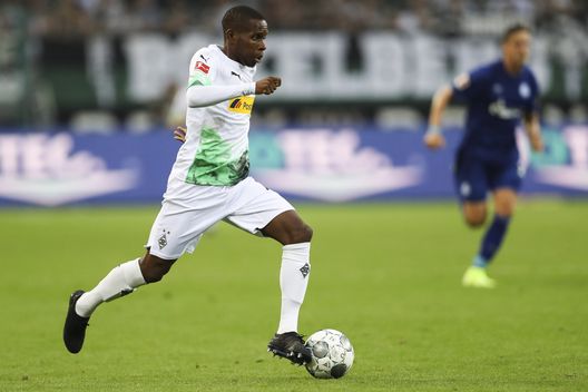 Ibrahima Traore in azione con la maglia del Borussia Moenchengladbach nel 2019 (Foto di Maja Hitij/Bongarts/Getty Images) Dalla Champions alla sesta divisione tedesca, l’ex Gladbach Ibrahima Traoré torna in campo a 37 anni- immagine 2