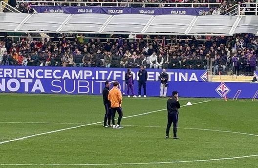 FOTO VN – Bove segue l’allenamento al fianco di Palladino Edoardo Bove