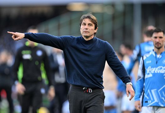 NAPLES, ITALY - MARCH 09: Antonio Conte, Head Coach of Napoli, gives the team instructions during the Serie A match between Napoli and Fiorentina at the Stadio Diego Armando Maradona on March 09, 2025 in Naples, Italy. (Photo by Francesco Pecoraro/Getty Images) Il momento delle scelte forti: Allegri o Conte, tertium non datur- immagine 5