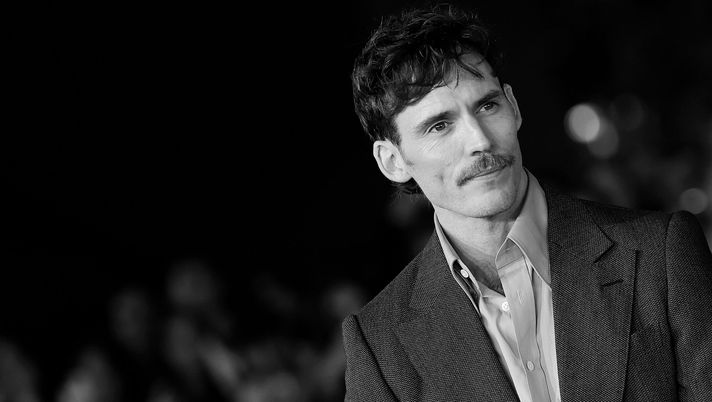 ROME, ITALY - OCTOBER 19: (EDITORS NOTE: Image has been converted to black and white.) Sam Claflin attends the 'The Count Of Monte Cristo' red carpet during the 19th Rome Film Festival at Auditorium Parco Della Musica on October 19, 2024 in Rome, Italy. (Photo by Vittorio Zunino Celotto/Getty Images) Arriva il Conte di Montecristo, la serie evento su Rai1. Regia del premio Oscar Bille August - immagine 1