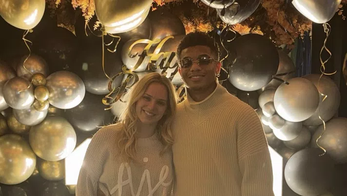 FOTO Neres, i festeggiamenti per il 28 compleanno: la torta é tutta da ridere! - immagine 1
