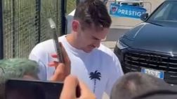 Bagno di folla per Meret, scatti e autografi con i tifosi a Castel Volturno IL VIDEO