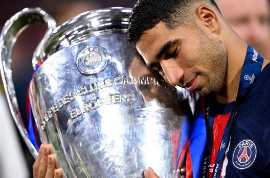 Achraf Hakimi celebra la vittoria della Champions League del PSG. (Foto di Justin Setterfield/Getty Images) Hakimi nominato miglior calciatore africano dell’anno, battuti Osimhen e Salah- immagine 2