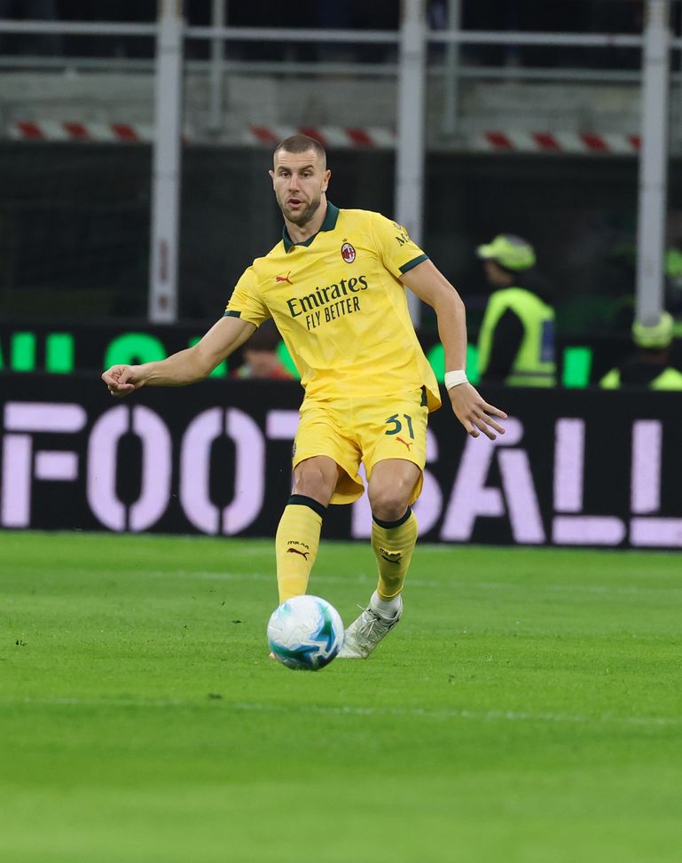 MILAN, ITALY - OCTOBER 19: Strahinja Pavlovic of AC Milan in action during the Serie A match between AC Milan and ACF Fiorentina at Giuseppe Meazza Stadium on October 19, 2025 in Milan, Italy. (Photo by Claudio Villa/AC Milan via Getty Images) milan-fiorentina-0-0-serie-a-le-pagelle-voti-top-flop-news-ultima-ora