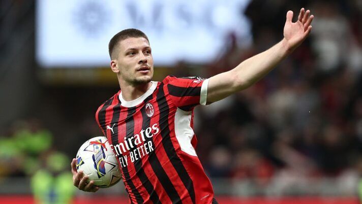 MILAN, ITALY - APRIL 05: Luka Jovic of AC Milan celebrates after scoring their team's secon goal during the Serie A match between AC Milan and ACF Fiorentina at Stadio Giuseppe Meazza on April 05, 2025 in Milan, Italy. (Photo by Marco Luzzani/Getty Images) NEWS – Maignan, Jovic, Dallinga, Dimarco, Bastoni, Tavares, Koop, Yildiz, Walker, Dumfries: le novità - immagine 1