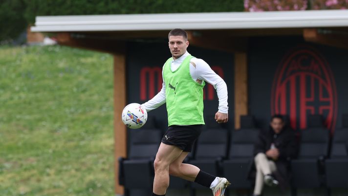 Jovic, dopo il forfait a Venezia, riscontrata lombalgia acuta: i tempi di recupero  jovic-dopo-il-forfait-a-venezia-riscontrata-lombalgia-acuta-i-tempi-di-recupero