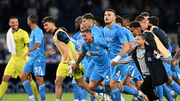 NAPLES, ITALY - SEPTEMBER 29: SSC Napoli team celebrate the victory after the Serie A match between Napoli and Monza at Stadio Diego Armando Maradona on September 29, 2024 in Naples, Italy. (Photo by Francesco Pecoraro/Getty Images) Orlando: “Se il Napoli riuscirà a scappare, sarà difficile riprenderlo” - immagine 1