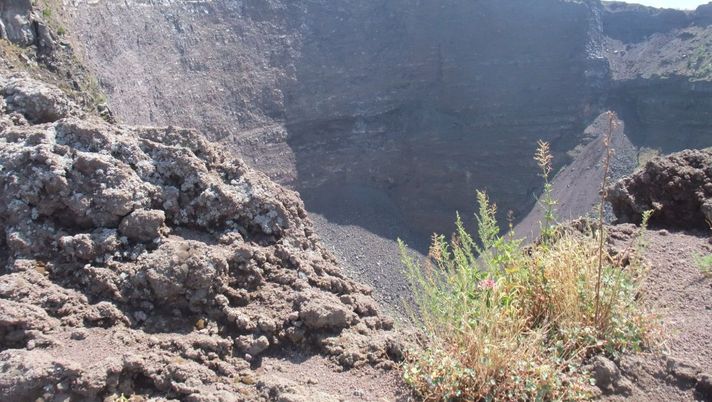 Un Giglio depresso ‘ruba’ un po’ di terra al Vesuvio Cratere del Vesuvio