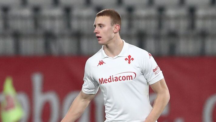 MONZA, ITALY - JANUARY 13: Pietro Comuzzo of ACF Fiorentina in action during the Serie A match between AC Monza and ACF Fiorentina at U-Power Stadium on January 13, 2025 in Monza, Italy. (Photo by Marco Luzzani/Getty Images) Fiorentina, da monitorare le condizioni di Comuzzo. Ecco perché ha lasciato il campo - immagine 1