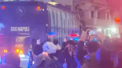 Il pullman del Napoli è arrivato al Maradona! L’accoglienza del tifo azzurro – VIDEO