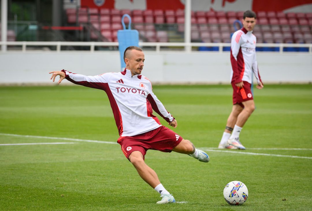 Ritiro Roma, Dovbyk scalda i motori: le indicazioni di De Rossi – FOTO GALLERY - immagine 14