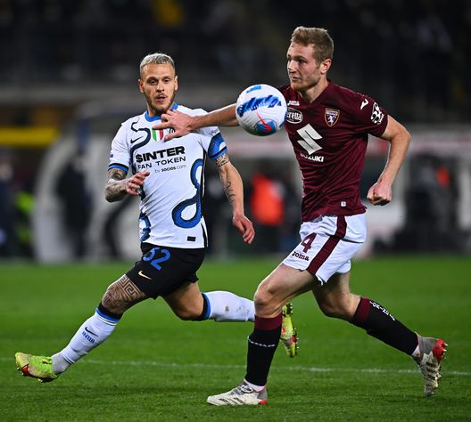 TURIN, ITALY - MARCH 13: Federico Dimarco of FC Internazionale competes for the ball with Tommaso Pobega of Torino FC during the Serie A match between Torino FC and FC Internazionale at Stadio Olimpico di Torino on March 13, 2022 in Turin, Italy. (Photo by Mattia Ozbot - Inter/Inter via Getty Images ) Toro, fattore Pobega? Senza di lui i granata segnano meno e subiscono più gol- immagine 2