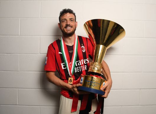 REGGIO NELL'EMILIA, ITALY - MAY 22: Alessandro Florenzi of AC Milan poses with the trophy for the victory of 'scudetto ' at the end of the last Serie A match between US Sassuolo and AC Milan at Mapei Stadium - Citta' del Tricolore on May 22, 2022 in Reggio nell'Emilia, Italy. (Photo by Claudio Villa/AC Milan via Getty Images) alessandro-florenzi-addio-calcio-ritiro-ufficiale-roma-psg-valencia-italia-nazionale-crotone