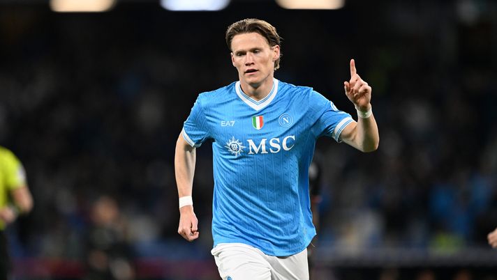 NAPLES, ITALY - APRIL 24: Scott McTominay of SSC Napoli celebrates after scoring his side first goal during the Serie A match between SSC Napoli and US Cremonese at Stadio Diego Armando Maradona on April 24, 2026 in Naples, Italy. (Photo by Francesco Pecoraro/Getty Images) Napoli-Cremonese, il LIVEBLOG: “Una partita da 10 a 0” - immagine 1