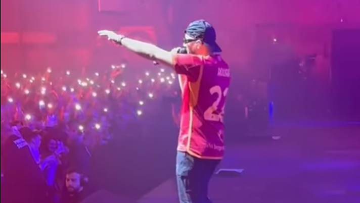 Roma, il rapper francese Djadja in concerto con la maglia di Aouar: “A casa” Roma, il rapper francese Djadja in concerto con la maglia di Aouar: “A casa” - immagine 1