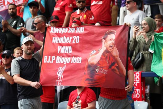 I tifosi del Liverpool espongono uno striscione in onore di Diogo Jota durante l’amichevole precampionato tra il Preston North End e il Liverpool, disputata al Deepdale il 13 luglio 2025 a Preston, in Inghilterra. (Foto di Matt McNulty/Getty Images) Diogo Jota, il Liverpool gli dedica una statua nei pressi di Anfield- immagine 2