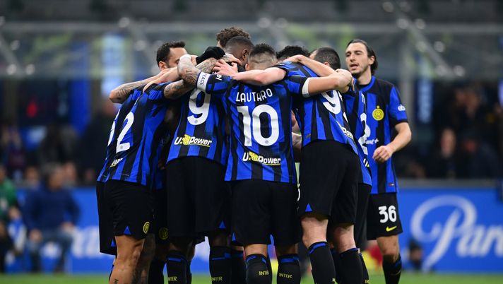 MILAN, ITALY - FEBRUARY 04: The players of FC Internazionale celebrate as Federico Gatti of Juventus (not pictued) scores an own-goal during the Serie A TIM match between FC Internazionale and Juventus - Serie A TIM at Stadio Giuseppe Meazza on February 04, 2024 in Milan, Italy. (Photo by Mattia Pistoia - Inter/Inter via Getty Images) LIVEBLOG, Serie A – Inter-Juventus: bianconeri delusi, nerazzurri che sognano - immagine 1