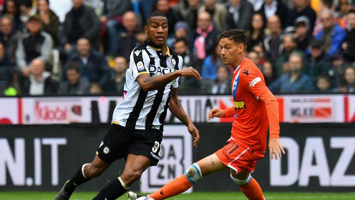 UDINE, ITALY - MAY 18: Marvin Zeegelaar of Udinese Calcio competes for the ball with Alessandro Murgia of Spal during the Serie A match between Udinese and SPAL at Friuli Stadium on May 18, 2019 in Udine, Italy. (Photo by Alessandro Sabattini/Getty Images) venezia