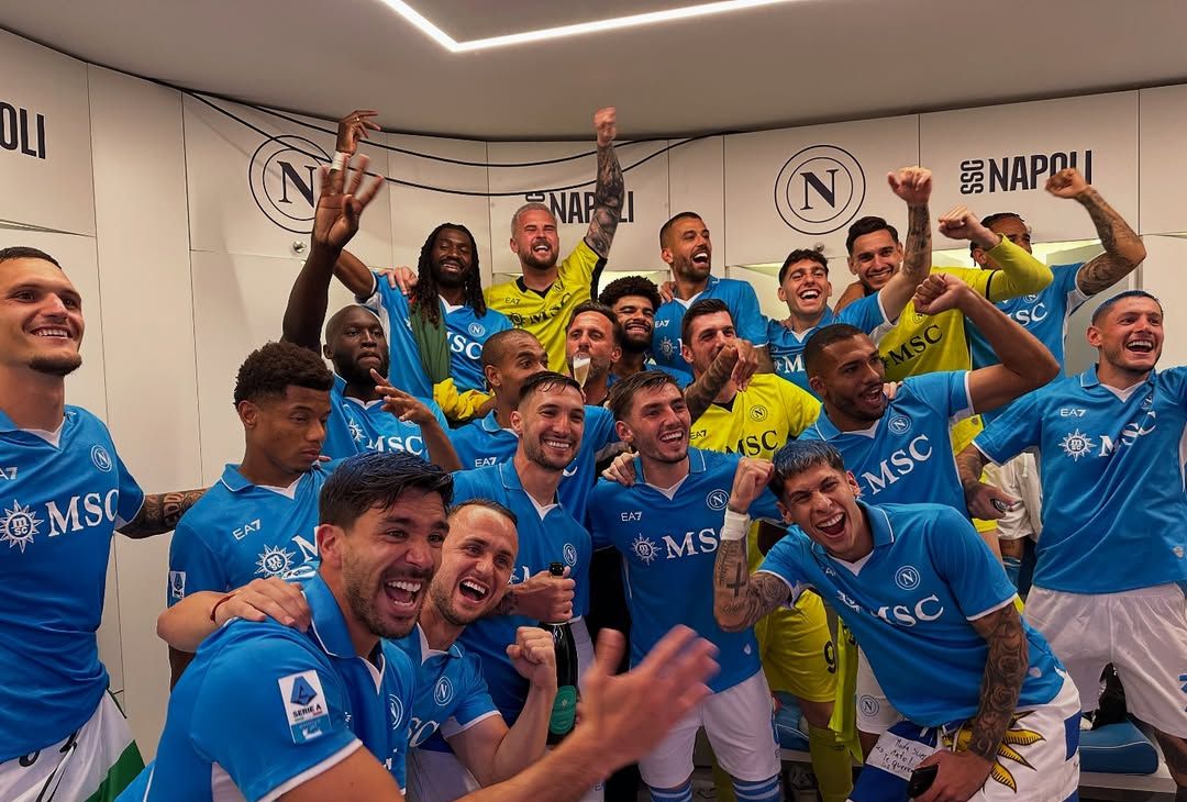 GALLERY La festa nello spogliatoio del Napoli: gli scatti dello staff azzurro- immagine 1