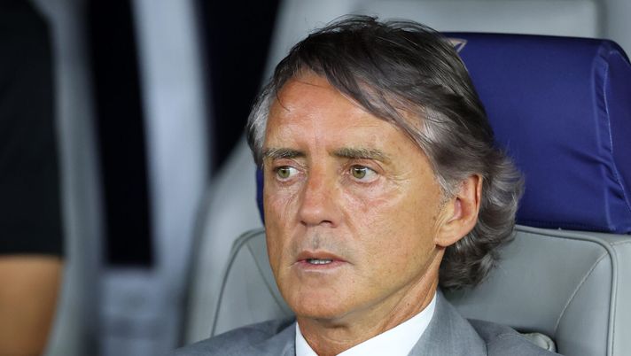 JEDDAH, SAUDI ARABIA - APRIL 16: Roberto Mancini, Head Coach of Al Sadd SC, looks on prior to the AFC Champions Elite Quarter-Final match between Al Sadd and Vissel Kobe at Prince Abdullah Al Faisal Stadium on April 16, 2026 in Jeddah, Saudi Arabia. (Photo by Abdullah Ahmed/Getty Images) UFFICIALE – Mancini si separa dall’Al-Sadd: Nazionale alla finestra (se sale Malagò) - immagine 1