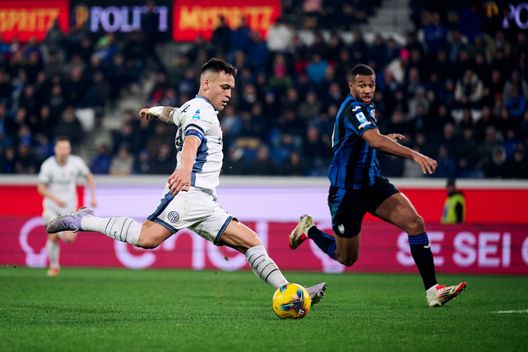 BERGAMO, ITALY - MARCH 16: Lautaro Martinez, calciatore dell'Inter segna il secondo gol della sua squadra durante la partita di Serie A tra Atalanta e Inter allo stadio Gewiss il 16 marzo 2025 a Bergamo, Italia. (Foto di Mattia Ozbot - Inter) Inter, Lautaro Martinez ritrova fiducia e chiude il 2025 da vero protagonista- immagine 2