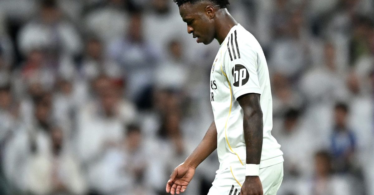 Real Madrid, i tifosi non perdonano Vinicius: fischi all'uscita dal campo