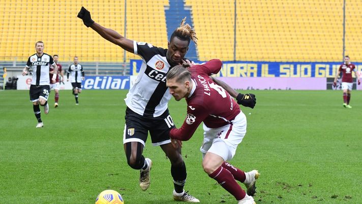 PARMA, ITALY - JANUARY 03: Yann Karamoh of Parma battles for possession with Lyanco of Torino during the Serie A match between Parma Calcio and Torino FC at Stadio Ennio Tardini on January 03, 2021 in Parma, Italy. Sporting stadiums around Italy remain under strict restrictions due to the Coronavirus Pandemic as Government social distancing laws prohibit fans inside venues resulting in games being played behind closed doors. (Photo by Alessandro Sabattini/Getty Images) Un buon passo… - immagine 1