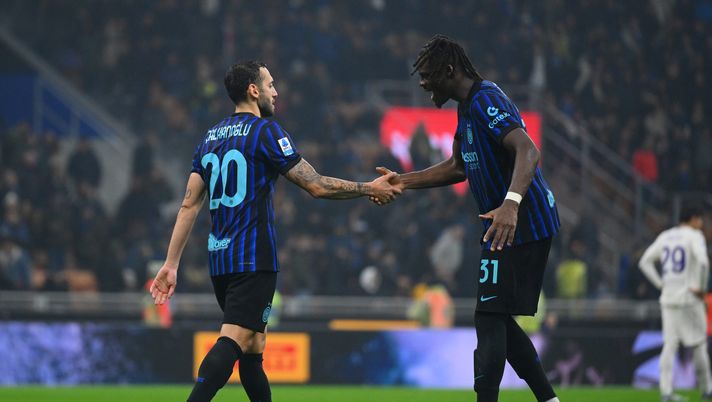 MILAN, ITALY - OCTOBER 29: Hakan Calhanoglu of FC Internazionale celebrates with Yann Bisseck after scoring the goal during the Serie A match between FC Internazionale and ACF Fiorentina at Giuseppe Meazza Stadium on October 29, 2025 in Milan, Italy. (Photo by Mattia Pistoia - Inter/Inter via Getty Images) Inter-Lazio, pronostico marcatore: ecco la strana coppia che non ti aspetti - immagine 1