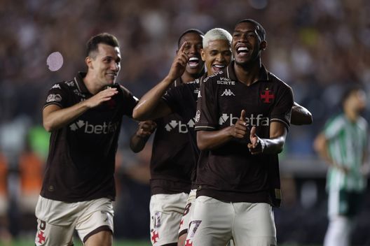 RIO DE JANEIRO, BRAZIL - NOVEMBER 8: Rayan of Vasco da Gama celebrates with teammates after scoring the first goal of his team during the match between Vasco Da Gama and Juventude as part of Brasileirao 2025 at Sao Januario Stadium on November 8, 2025 in Rio de Janeiro, Brazil. (Photo by Lucas Figueiredo/Getty Images) Thiago Silva, ESCLUSIVA Mello: “Il brasiliano vuole l’Europa, il Milan osserva e il Fluminense apre”- immagine 4