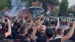 Milan-Bologna, l’arrivo del pullman rossonero allo stadio Olimpico | PM Video