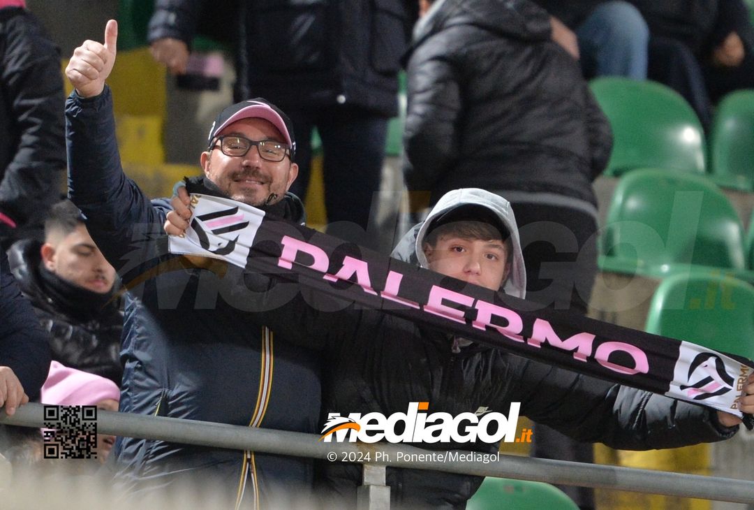 FOTOTIFO Palermo-Bari 3-0, gli scatti ai tifosi al “Renzo Barbera” (GALLERY) - immagine 22