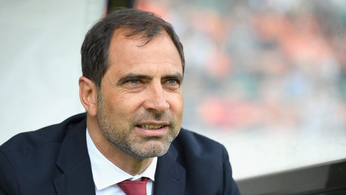 YAMAGUCHI, JAPAN - APRIL 15: Head coach Juan Eduardo Esnaider of JEF United Chiba looks on prior to the J.League J2 match between Renofa Yamaguchi and JEF United Chiba at Ishin Memorial Stadium on April 15, 2017 in Yamaguchi, Japan. (Photo by Masahiro Ura/Getty Images for DAZN) Esnaider ricorda l’incubo più grande: “Mio figlio perse la vita il giorno di Natale” - immagine 1