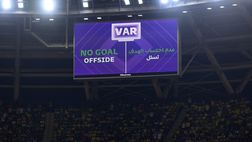 Il Var non funziona e l’arbitro revoca il rigore con il… cellulare