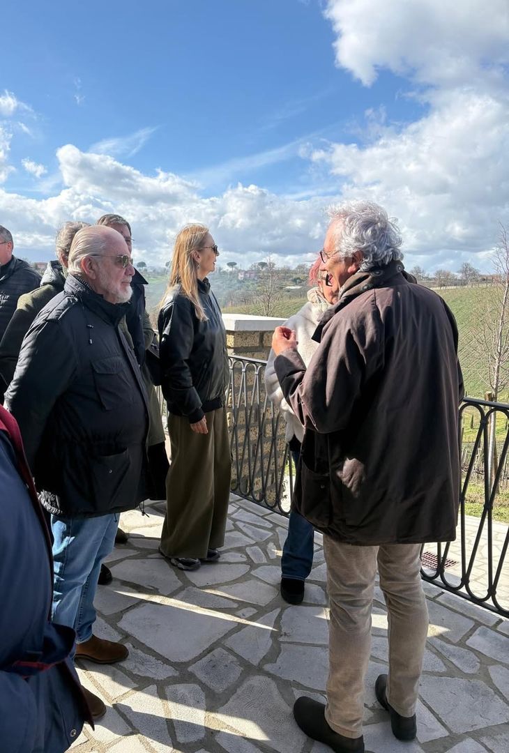 All'indomani del successo esterno col Genoa, giunto in extremis con il risultato di 2-3, Aurelio De Laurentiis, presidente del Napoli, si è recato assieme alla moglie Jacqueline a Mirabella Eclano, piccolo comune in provincia di Avellino, laddove ha visitato il vigneto locale, con tanto di degustazione di vini. Di seguito le foto pubblicate su Instagram dall'admin dell'account ufficiale del vigneto irpino.