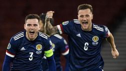 Fan della Scozia manda email alla scuola del figlio: “Viene con me in Germania”