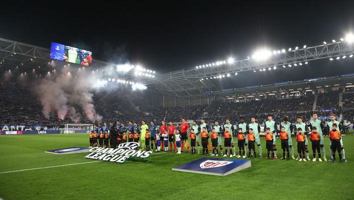 BERGAMO, ITALY - JANUARY 21: Atalanta BC and Athletic Club teams line up during the UEFA Champions League 2025/26 League Phase MD7 match between Atalanta BC and Athletic Club at Stadio di Bergamo on January 21, 2026 in Bergamo, Italy. (Photo by Marco Luzzani/Getty Images) Atalanta, vergogna a Bergamo: sradicata la quercia donata dall’Athletic Bilbao - immagine 1