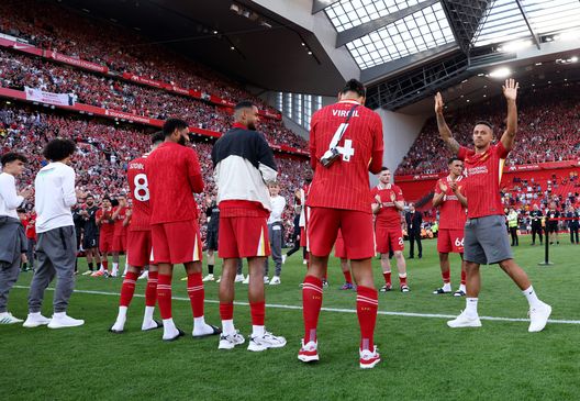 LIVERPOOL, INGHILTERRA - 19 MAGGIO: I giocatori del Liverpool formano una guardia d'onore per Thiago Alcantara del Liverpool, dopo la sua ultima partita da giocatore del Liverpool dopo la partita di Premier League tra Liverpool FC e Wolverhampton Wanderers ad Anfield il 19 maggio 2024 a Liverpool, Inghilterra (Photo di Clive Brunskill/Getty Images) Thiago Alcantara saluta il Liverpool