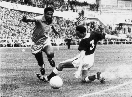 Garrincha ed il gallese Hopkins durante i quarti di finale dei Mondiali del 1958 tra Brasile e Galles. (Foto di Central Press/Getty Images) Santos-Botafogo, i grandi campioni delle due squadre: da Pelé a Neymar- immagine 4