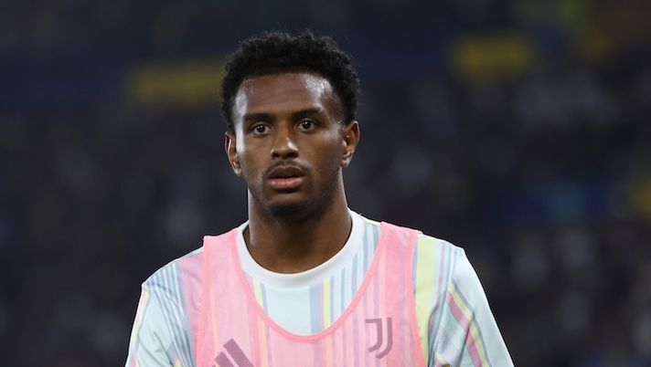 VERONA, ITALY - SEPTEMBER 20: Juan Cabal of Juventus FC looks on during the Serie A match between Hellas Verona FC and Juventus FC at Stadio Marcantonio Bentegodi on September 20, 2025 in Verona, Italy. (Photo by Francesco Scaccianoce/Getty Images) UFFICIALE – Juve, brutte notizie per Cabal: l’esito degli esami e i tempi di recupero - immagine 1