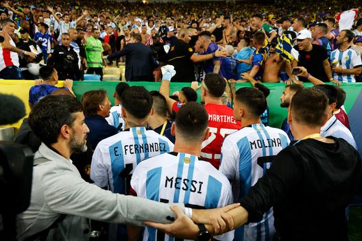 RIO DE JANEIRO, BRAZIL - NOVEMBER 21: Lionel Messi of Argentina and teammates react as police officers clash with fans prior to a FIFA World Cup 2026 Qualifier match between Brazil and Argentina at Maracana Stadium on November 21, 2023 in Rio de Janeiro, Brazil. The match was delayed due to incidents in the stands. (Photo by Wagner Meier/Getty Images) Argentina, Nico Gonzalez gioca ma è caos tra polizia, tifosi e giocatori! - immagine 1