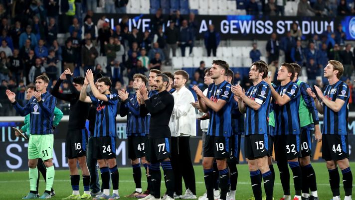 BERGAMO, ITALY - MAY 12: Players of Atalanta applaud the fans at the end of the Serie A match between Atalanta and AS Roma at Gewiss Stadium on May 12, 2025 in Bergamo, Italy. (Photo by Marco Luzzani/Getty Images) atalanta