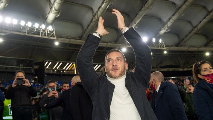 Totti: “Mi piacerebbe fare il direttore tecnico alla Roma. Parlo spesso con Mourinho” - immagine 1