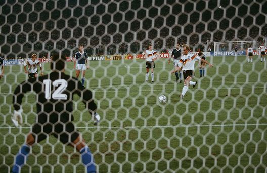 ROMA, 8 Luglio 1990: Andreas Brehme della Germania segna il penalty durante la finale di Coppa del Mondo tra Germania e Argentina (Photo by Bongarts/Getty Images) L’IFAB valuta una rivoluzione nei calci di rigore: addio alle ribattute- immagine 2