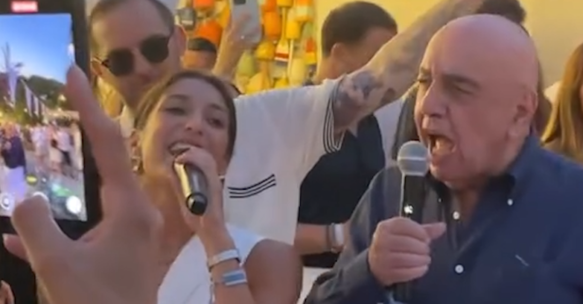Galliani in vacanza a Forte dei Marmi canta ‘Sapore di sale’ | VIDEO Galliani in vacanza a Forte dei Marmi canta ‘Sapore di sale’ | VIDEO