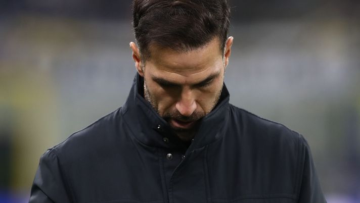 MILAN, ITALY - DECEMBER 06: Como 1907 coach Cesc Fabregas looks on during the Serie A match between FC Internazionale and Como 1907 at Giuseppe Meazza Stadium on December 06, 2025 in Milan, Italy. (Photo by Marco Luzzani/Getty Images) Como, Fabregas tuona su Morata: “Se non regge le provocazioni ha sbagliato sport” - immagine 1