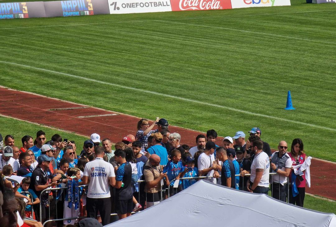 GALLERY Mattinata di autografi sul campo di Carciato per Simeone e Raspadori - immagine 3