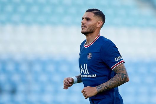 FARO, PORTUGAL - JULY 27: Mauro Icardi of Paris Saint Germain looks on during a Pre Season Friendly Match between Sevilla FC and Paris Saint-Germain at Estadio Algarve on July 27, 2021 in Faro, Portugal. (Photo by Fran Santiago/Getty Images) Lo Monaco: “Fiorentina? Ecco chi prenderei in difesa, a centrocampo e davanti”- immagine 2